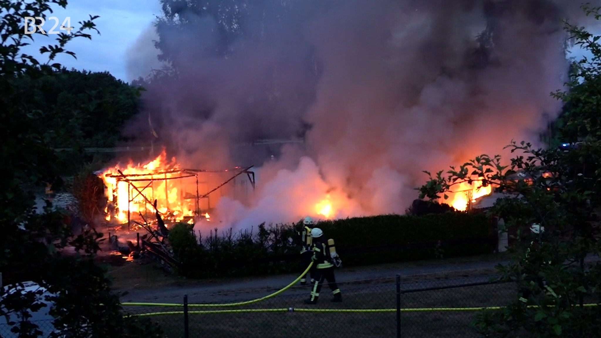 Brand auf Campingplatz – Tote Person in Wohnwagen gefunden