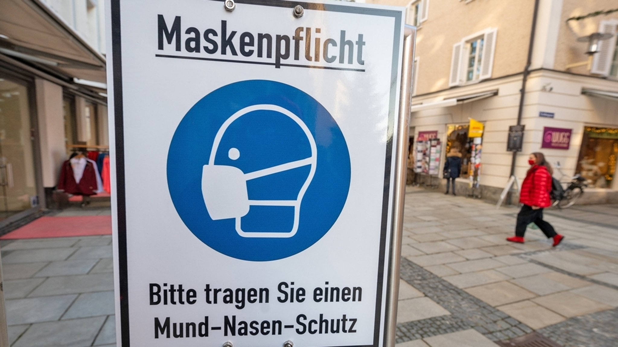 Schild zur Maskenpflicht in Innenstadt