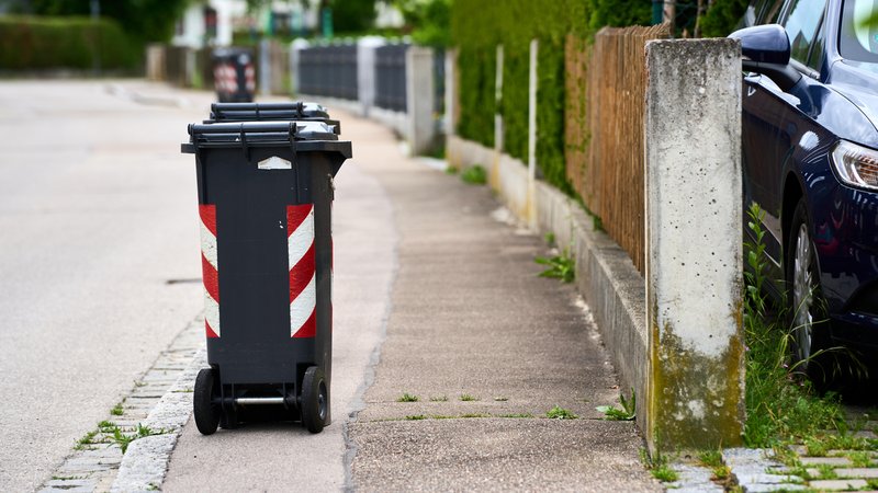 Mülltonnen stehen am Straßenrand. | Bild: picture alliance / CHROMORANGE | Michael Bihlmayer Mülltonnen stehen am Straßenrand.