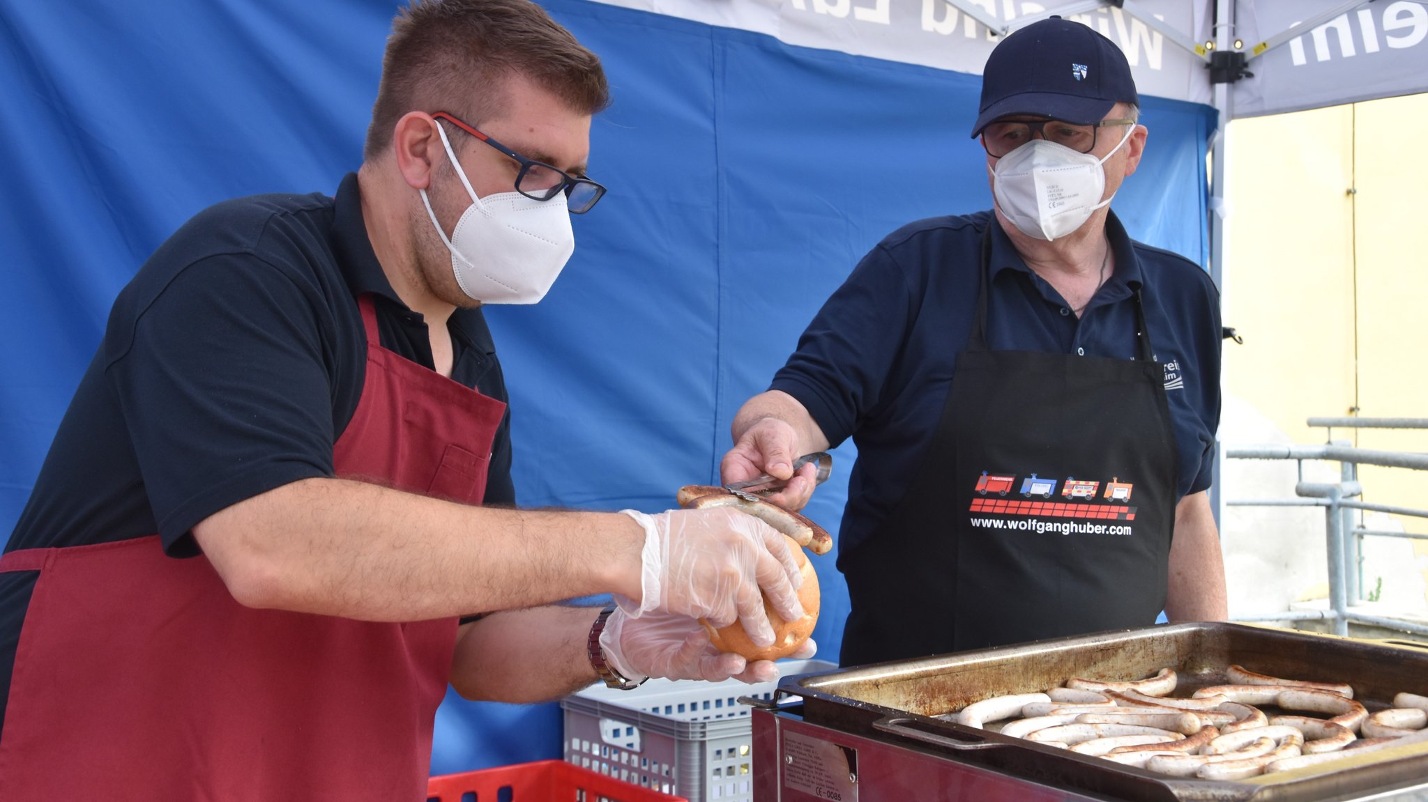 Landrat Neumeyer (r) grillte Bratwürste