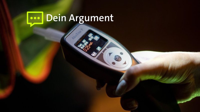 Symbolbild: Eine Person hält einen Alkoholtester in der Hand. | Bild: dpa-Bildfunk/Sina Schuldt Symbolbild: Eine Person hält einen Alkoholtester in der Hand.