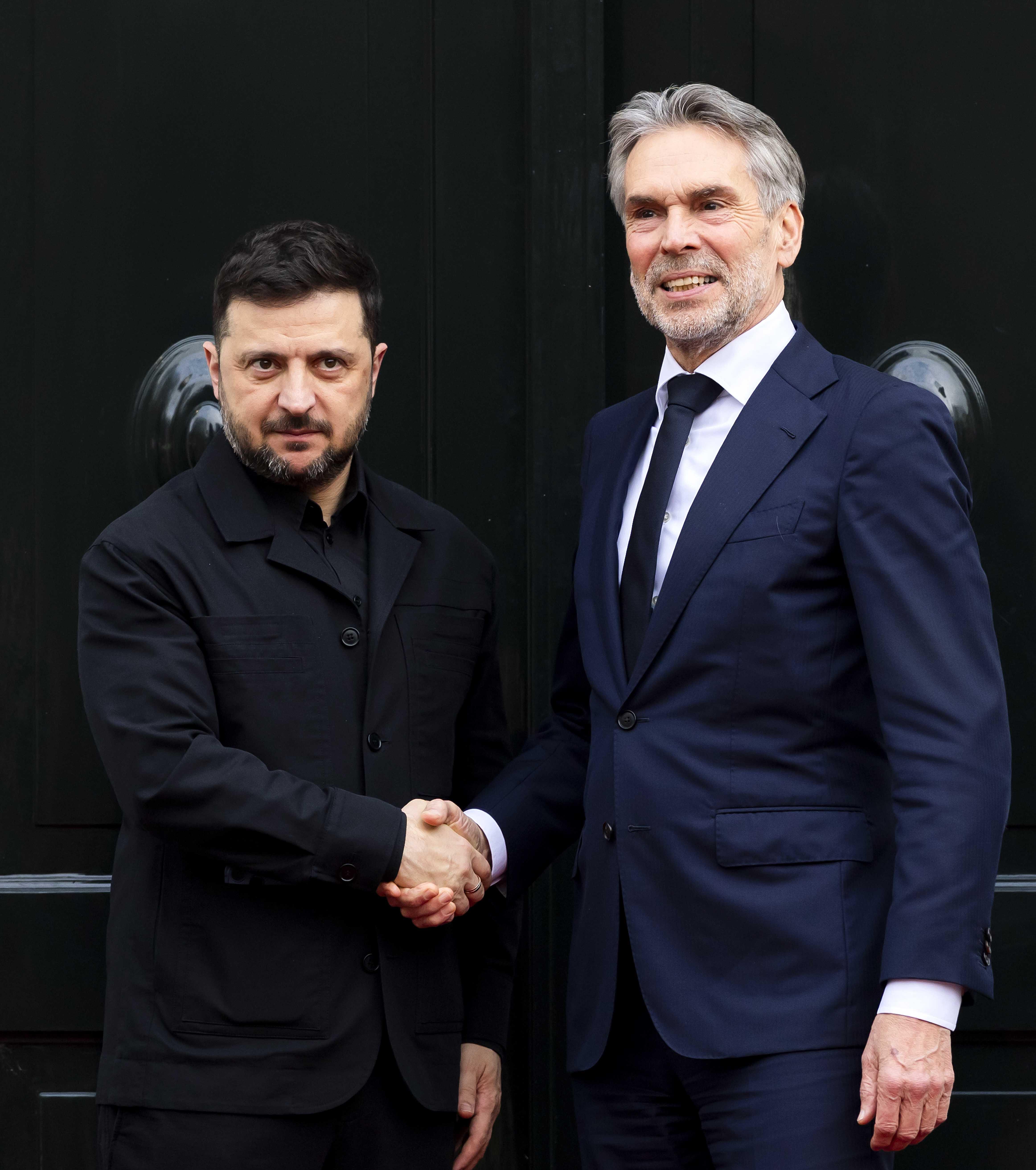 Der ukrainische Präsident Wolodymyr Selenskyj trifft am 16.12.2025 im Catshuis zu einem Mittagessen mit Ministerpräsident Schoof sowie den Ministern Brekelmans und Van Weel ein.