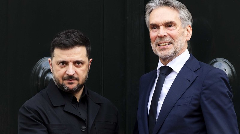 Der ukrainische Präsident Wolodymyr Selenskyj trifft am 16.12.2025 im Catshuis zu einem Mittagessen mit Ministerpräsident Schoof sowie den Ministern Brekelmans und Van Weel ein. | Bild: picture alliance / ANP | Remko de Waal Der ukrainische Präsident Wolodymyr Selenskyj trifft am 16.12.2025 im Catshuis zu einem Mittagessen mit Ministerpräsident Schoof sowie den Ministern Brekelmans und Van Weel ein.