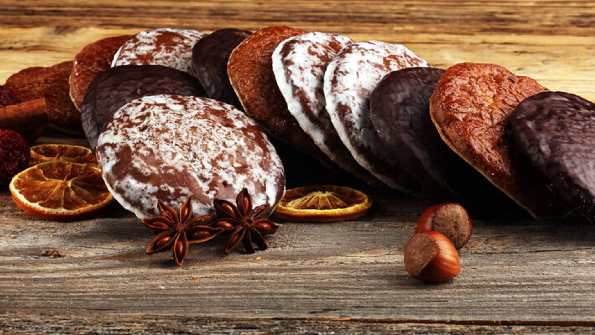 Eine Auswahl typisch deutscher Lebkuchen, die mit Weihnachtsgewürzen und Haselnüssen dekoriert sind.