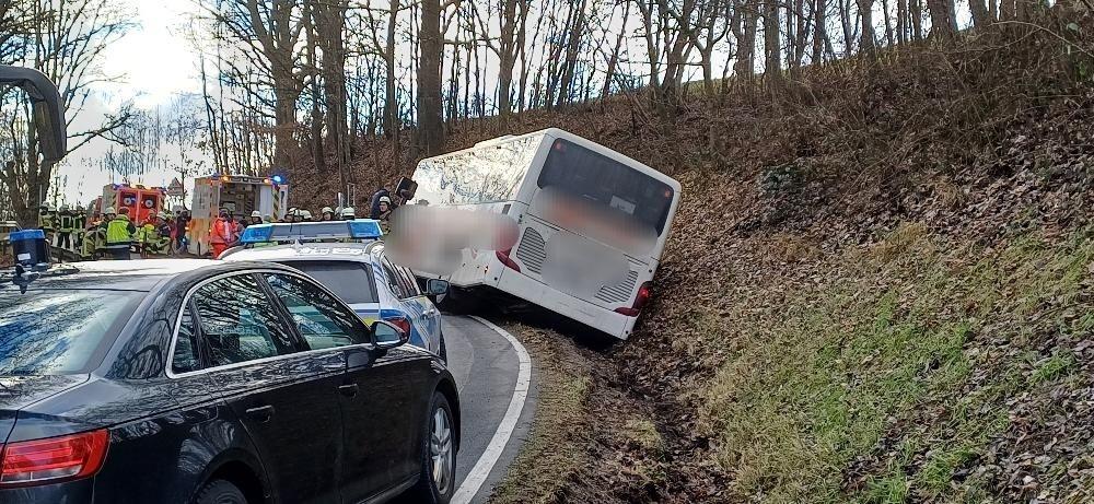 (Archivbild) Verunglückter Schulbus in im Passauer Ortsteil Hacklberg. 