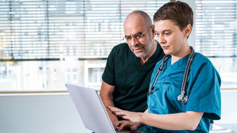 (Symbolbild) Eine Ärztin und ihr Patient besprechen am Laptop Befunde. | Bild: dpa/pa/Westend61/Uwe Umstätter (Symbolbild) Eine Ärztin und ihr Patient besprechen am Laptop Befunde.