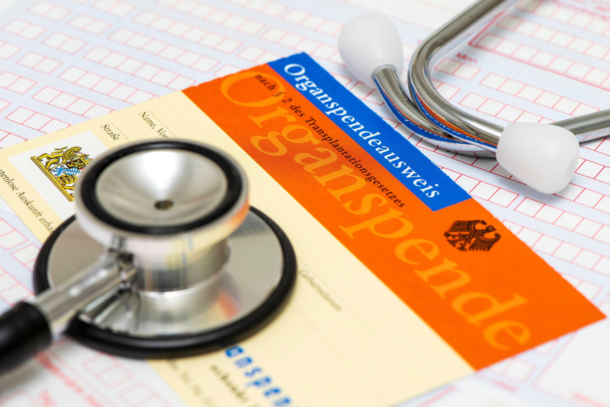 Ein Stethoskop liegt auf einem Organspendeausweis | Bild: br Ein Stethoskop liegt auf einem Organspendeausweis