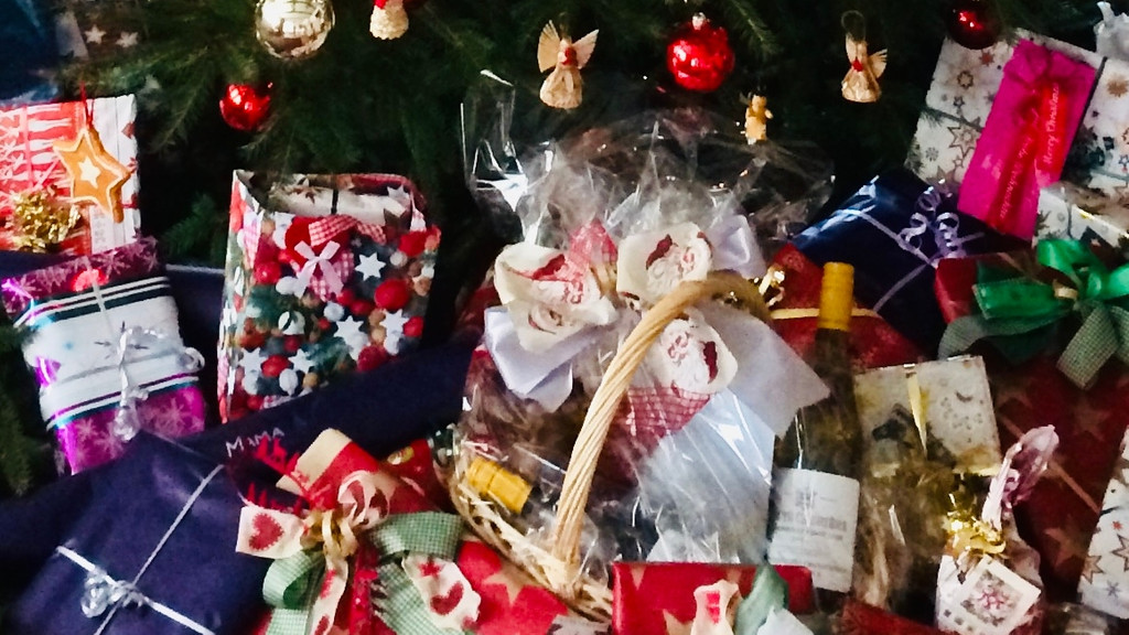 Viele Geschenke liegen unter dem Christbaum