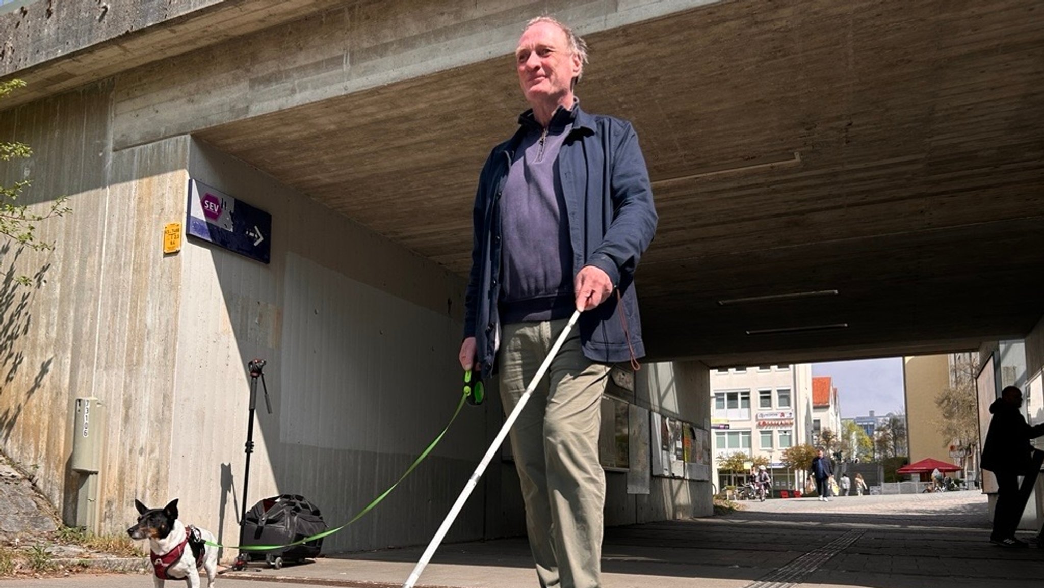 Ein Blinder mit einem Blindenstock und einem Hund in der S-Bahn Unterführung | Bild: BR/ Meike Föckersperger Ein Blinder mit einem Blindenstock und einem Hund in der S-Bahn Unterführung