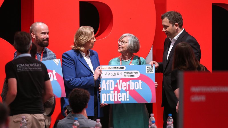 Bundesministerin für Arbeit und Soziales Bärbel Bas (SPD) und Bundesminister der Finanzen Lars Klingbeil (SPD) heben gemeinsam mit Betina Kern von Omas gegen Rechts ein Schild zur Prüfung eines AfD-Verbots hoch, auf dem steht: "AfD-Verbot prüfen!" | Bild: pa/dpa/dts-Agentur Bundesministerin für Arbeit und Soziales Bärbel Bas (SPD) und Bundesminister der Finanzen Lars Klingbeil (SPD) heben gemeinsam mit Betina Kern von Omas gegen Rechts ein Schild zur Prüfung eines AfD-Verbots hoch, auf dem steht: "AfD-Verbot prüfen!"