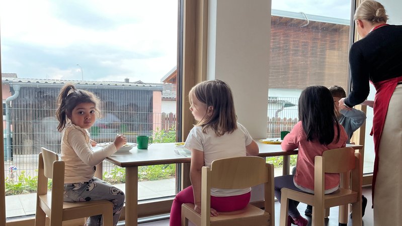Kita in Offenstetten: Kinder beim Mittagessen. | Bild: BR/Julia Haderecker Kita in Offenstetten: Kinder beim Mittagessen.