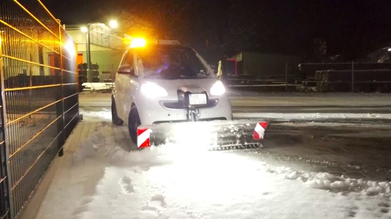Schnee und Eis behindern weiter den Verkehr in Südbayern. Der Münchner Flughafen hat nach dem Eisregen den Betrieb wieder aufgenommen.