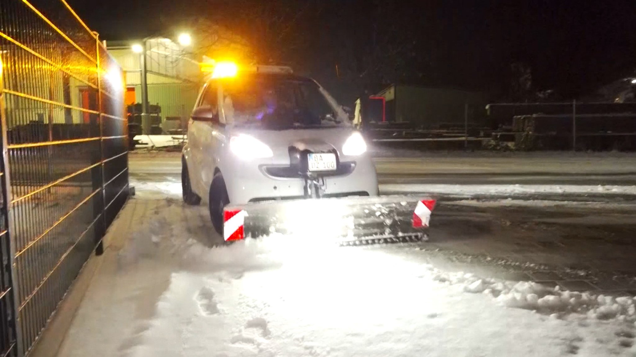 Schnee und Eis behindern weiter den Verkehr in Südbayern. Der Münchner Flughafen hat nach dem Eisregen den Betrieb wieder aufgenommen.