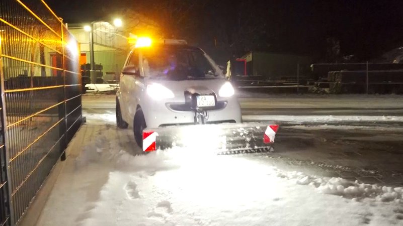 Schnee und Eis behindern den Verkehr in Südbayern.