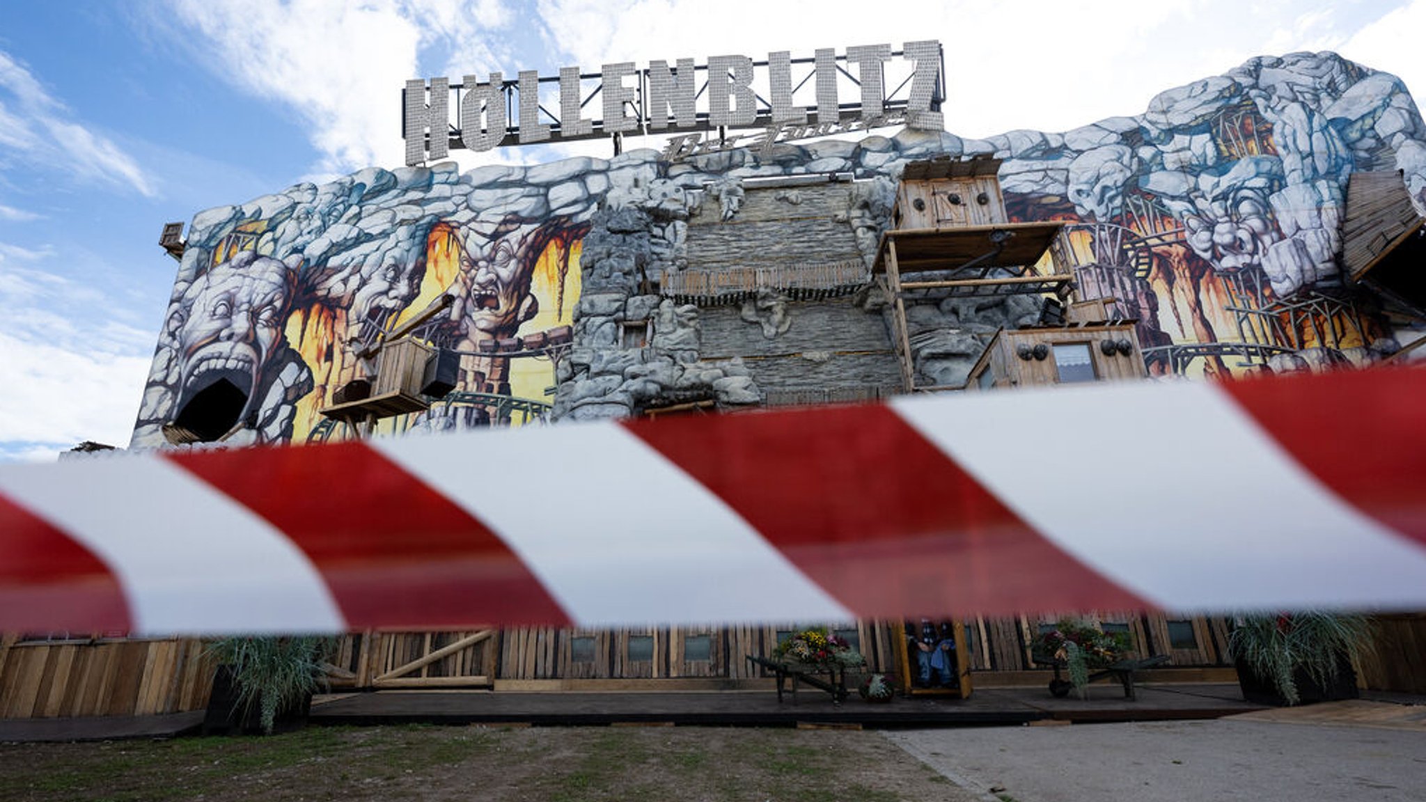 Die Achterbahn "Höllenblitz" auf dem Festgelände.