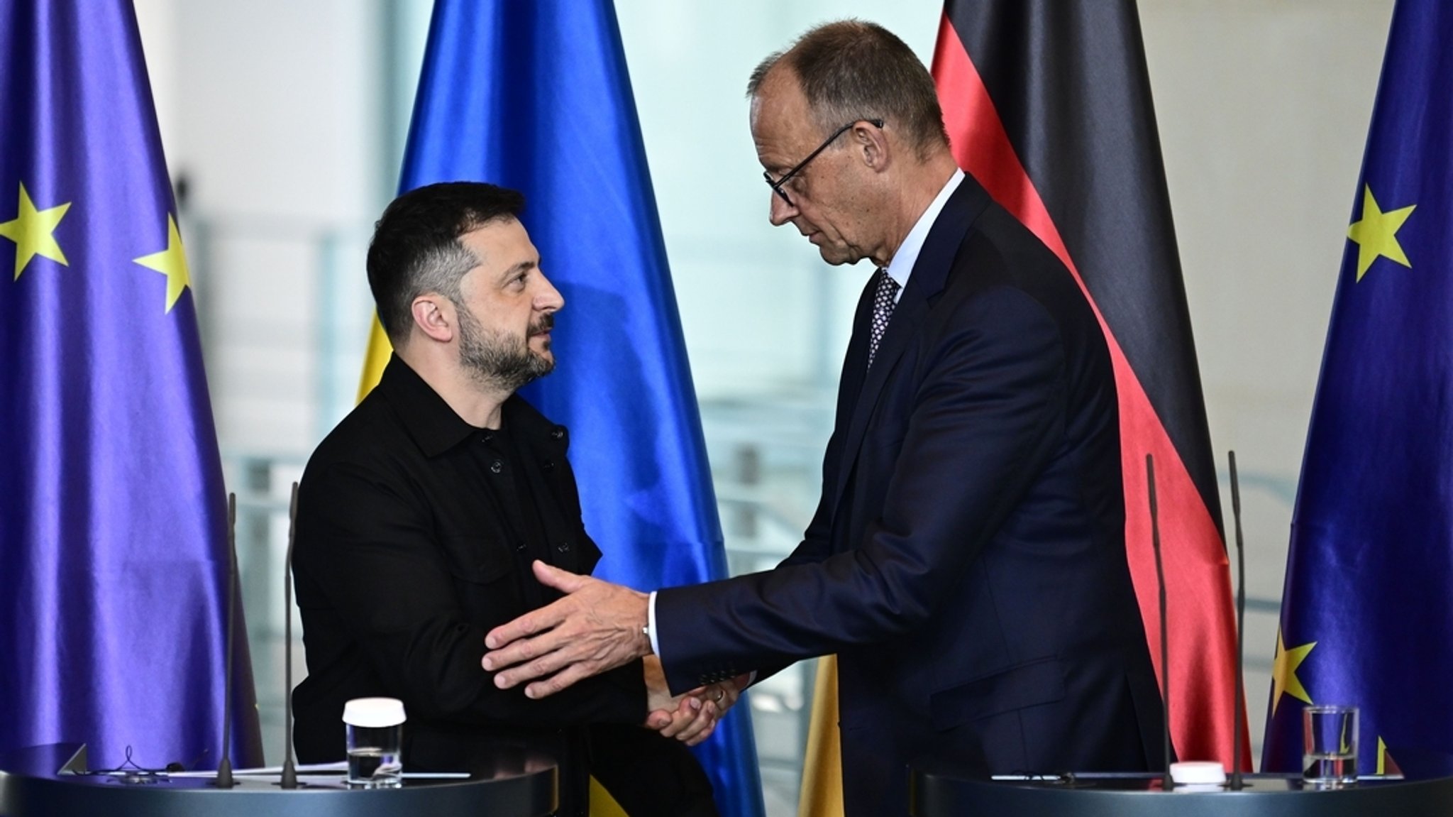 13.08.2025, Berlin: Wolodymyr Selenskyj (l), Präsident der Ukraine und Bundeskanzler Friedrich Merz (CDU, r) geben ein Statement.