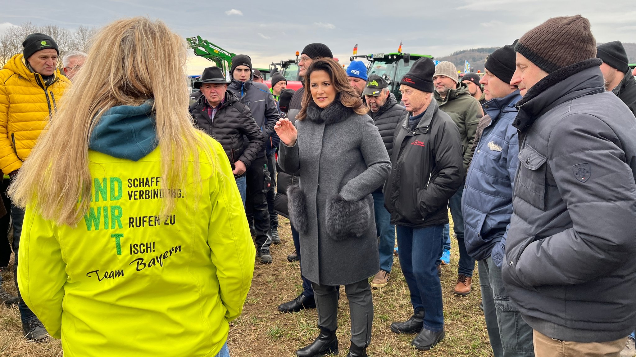 Landwirtschaftsministerin Michaela Kaniber diskutiert mit Landwirten am Rande des Berchinger Rossmarkts.