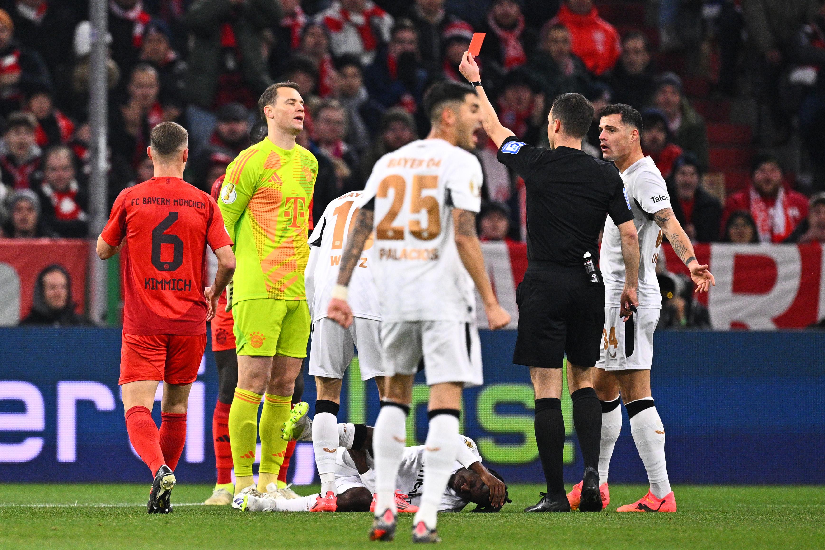 Schiedsrichter Harm Osmers (in schwarz) zeigt Manuel Neuer (in gelb) die rote Karte.