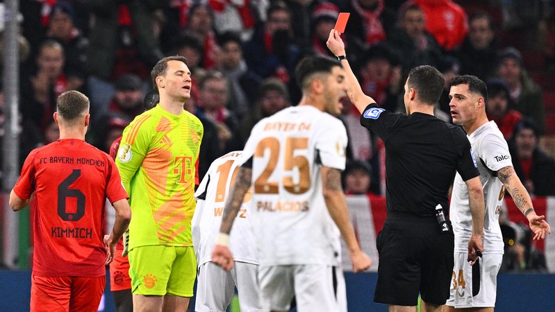 Schiedsrichter Harm Osmers (in schwarz) zeigt Manuel Neuer (in gelb) die rote Karte. | Bild: picture-alliance / dpa Schiedsrichter Harm Osmers (in schwarz) zeigt Manuel Neuer (in gelb) die rote Karte.