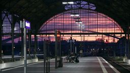 Der Hauptbahnhof in Lübeck bei Nacht | Bild:picture alliance / dpa | Bodo Marks