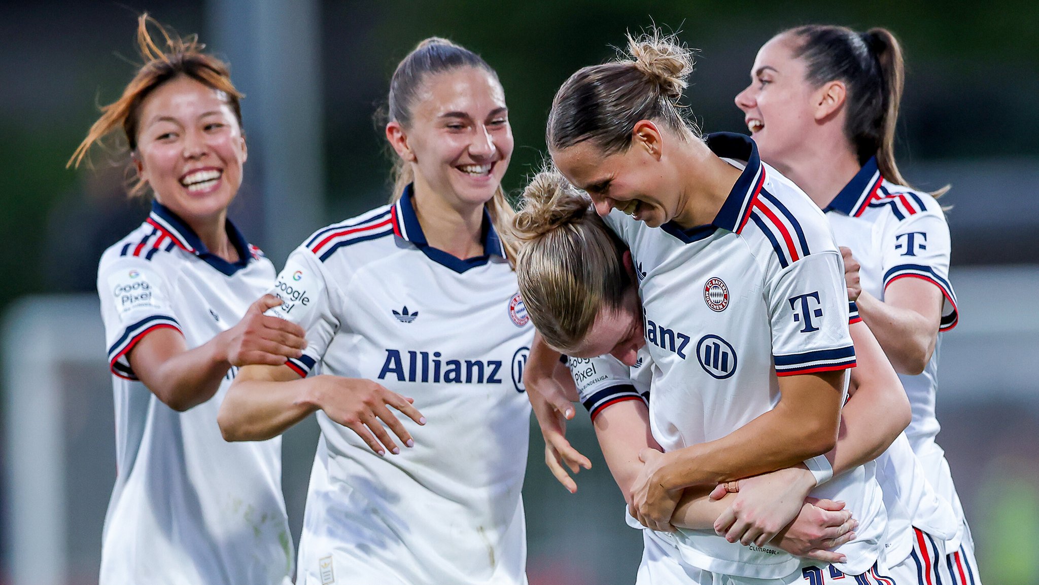 Später Sieg für die FC Bayern Frauen: Alara (Dritte v. rechts) wird von ihren Teamkolleginnen für den Siegtreffer gefeiert. | Bild: picture-alliance / dpa Später Sieg für die FC Bayern Frauen: Alara (Dritte v. rechts) wird von ihren Teamkolleginnen für den Siegtreffer gefeiert.