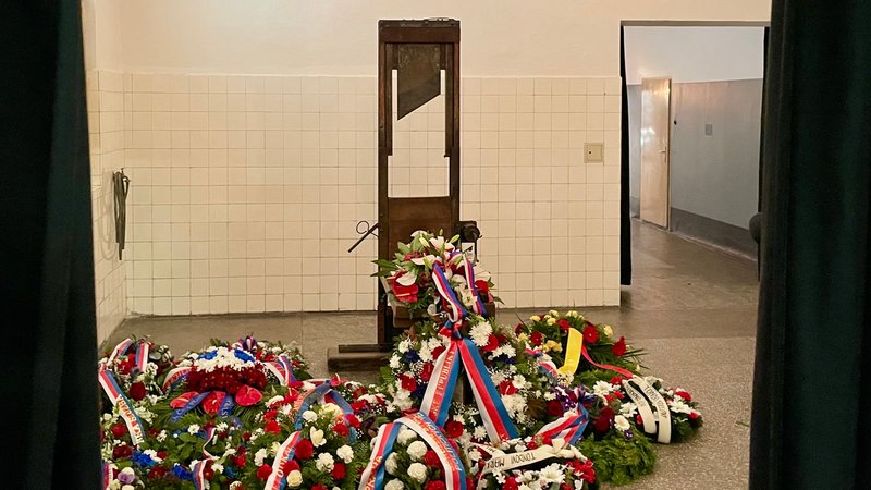 Die NS-Guillotine im originalen Hinrichtungsraum des Gefängnisses Prag-Pankrác anlässlich einer Gedenkfeier im Mai 2024. Das Bayerische Nationalmuseum in München stellt Fotos von der Münchner Guillotine nicht frei zur Verfügung. | Bild: BR/ Ulrich Trebbin Die NS-Guillotine im originalen Hinrichtungsraum des Gefängnisses Prag-Pankrác anlässlich einer Gedenkfeier im Mai 2024. Das Bayerische Nationalmuseum in München stellt Fotos von der Münchner Guillotine nicht frei zur Verfügung.