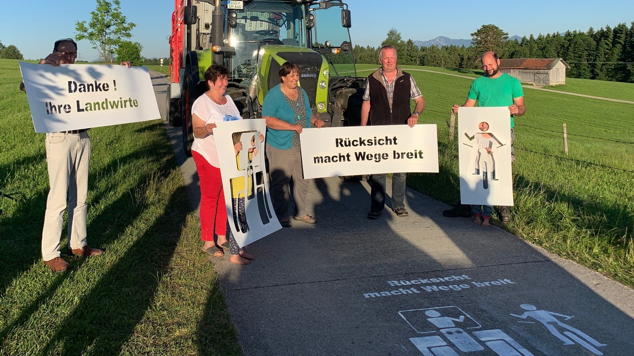 Ein Grafitti auf einem Feldweg zeigt das Motto: Rücksicht macht Wege breit für Radfahrer und Landwirte