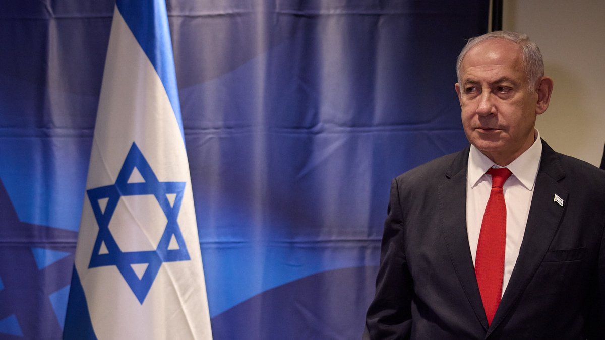 Israels Ministerpräsident Benjamin Netanjahu und Israel-Flagge