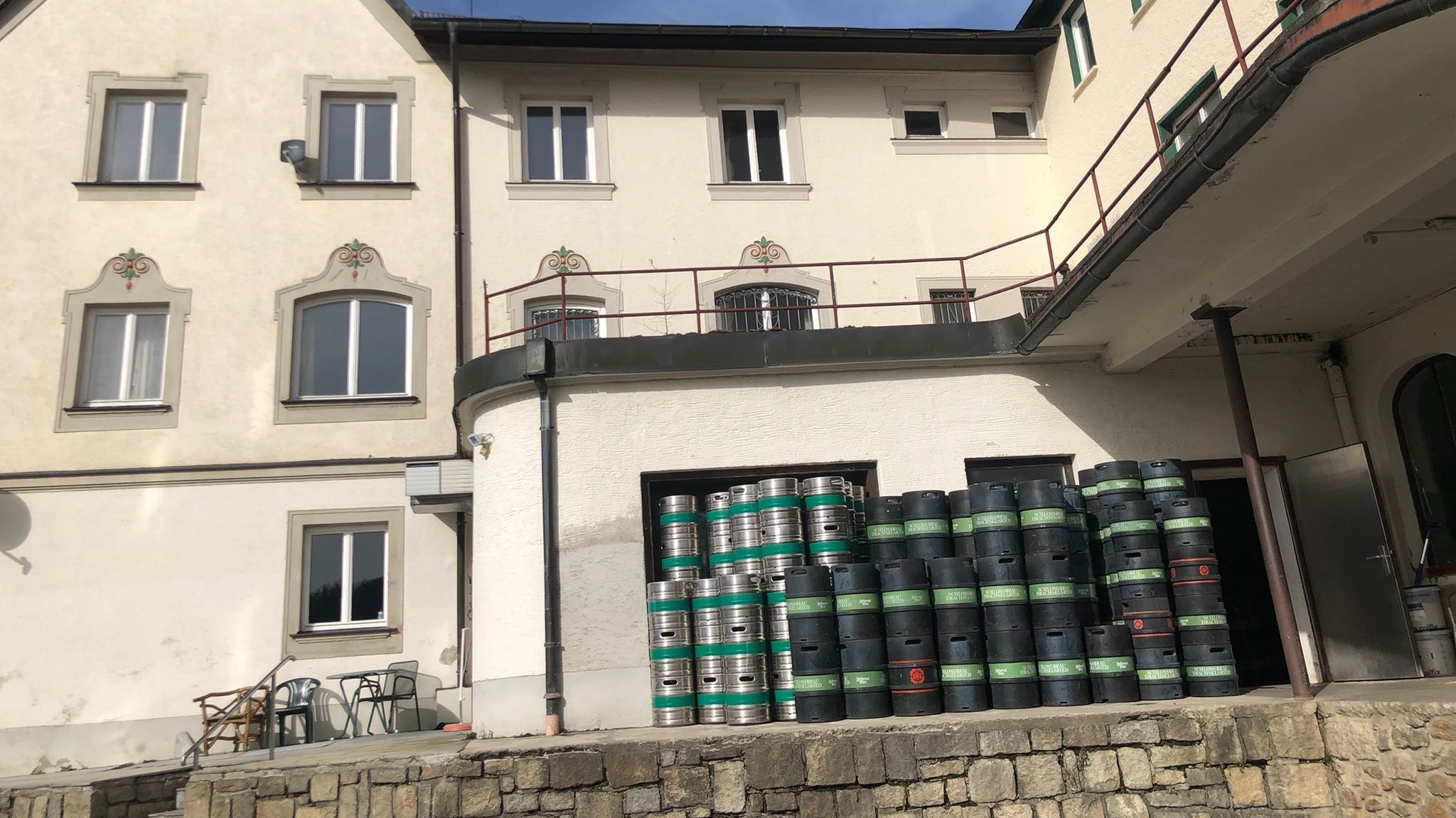 Fässer stehen vor der Brauerei Schlossbräu Drachselsried