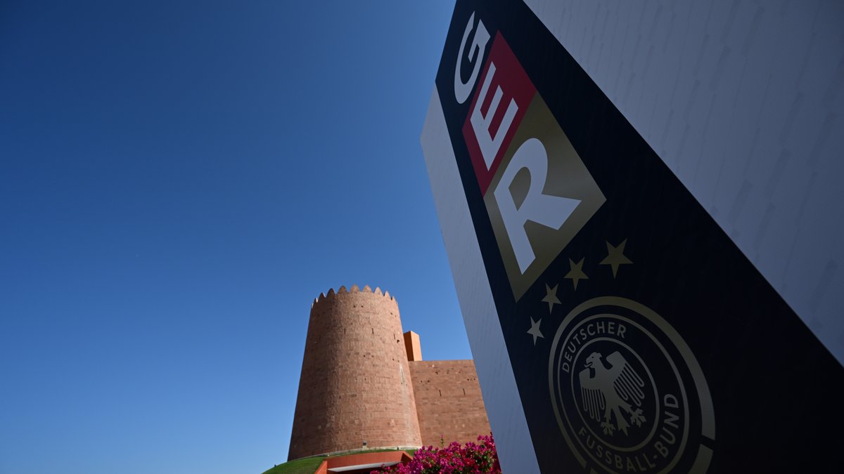 WM-Trainingsstadion der deutschen Mannschaft in Katar und GER-Banner