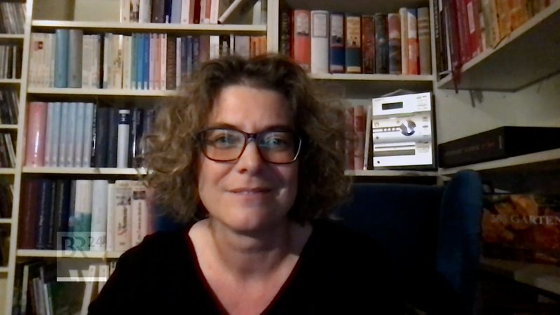 Buchhändlerin Katrin Schmidt zu neuen Lesetrends | Bild: Bayerischer Rundfunk 2024 Buchhändlerin Katrin Schmidt zu neuen Lesetrends