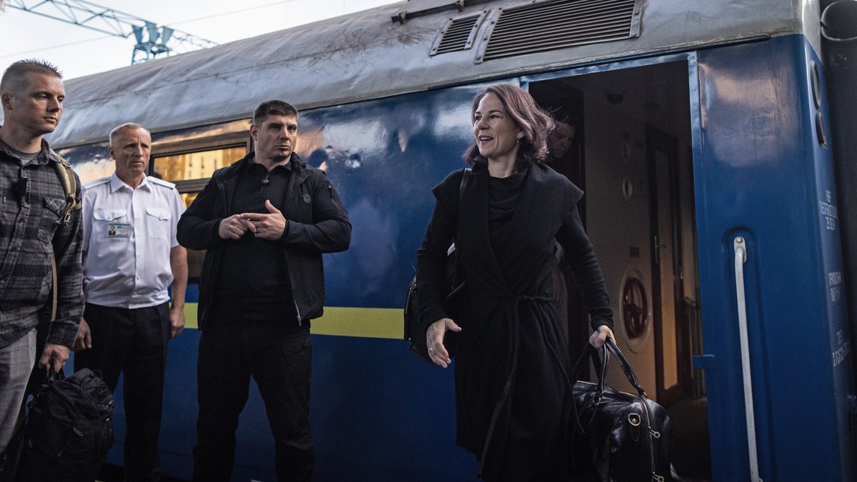 Annalena Baerbock (Bündnis 90/Die Grünen), Bundesaußenministerin, trifft mit dem Zug zu einem geheim gehaltenen Besuch in der ukrainischen Hauptstadt ein.