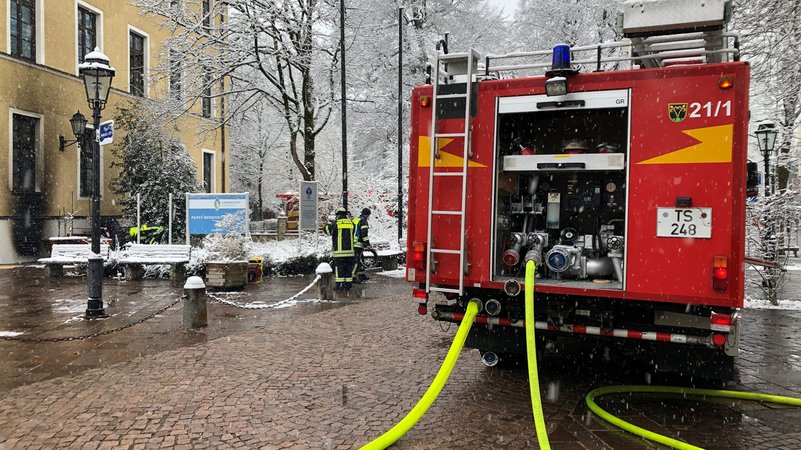 Feuerwehr im Einsatz vor dem Landratsamt Traunstein