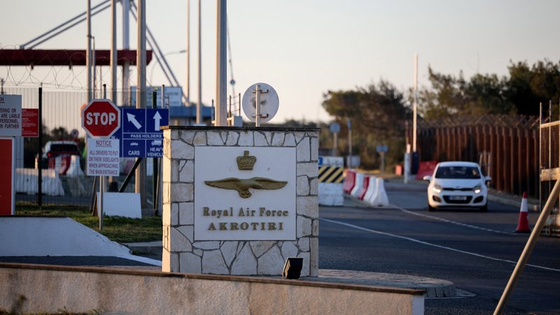 Der britische Luftwaffenstützpunkt Akrotiri im EU-Land Zypern ist in der Nacht zum Montag mutmaßlich mit einer Drohne angegriffen worden. | Bild: REUTERS/Yiannis Kourtoglou Der britische Luftwaffenstützpunkt Akrotiri im EU-Land Zypern ist in der Nacht zum Montag mutmaßlich mit einer Drohne angegriffen worden.