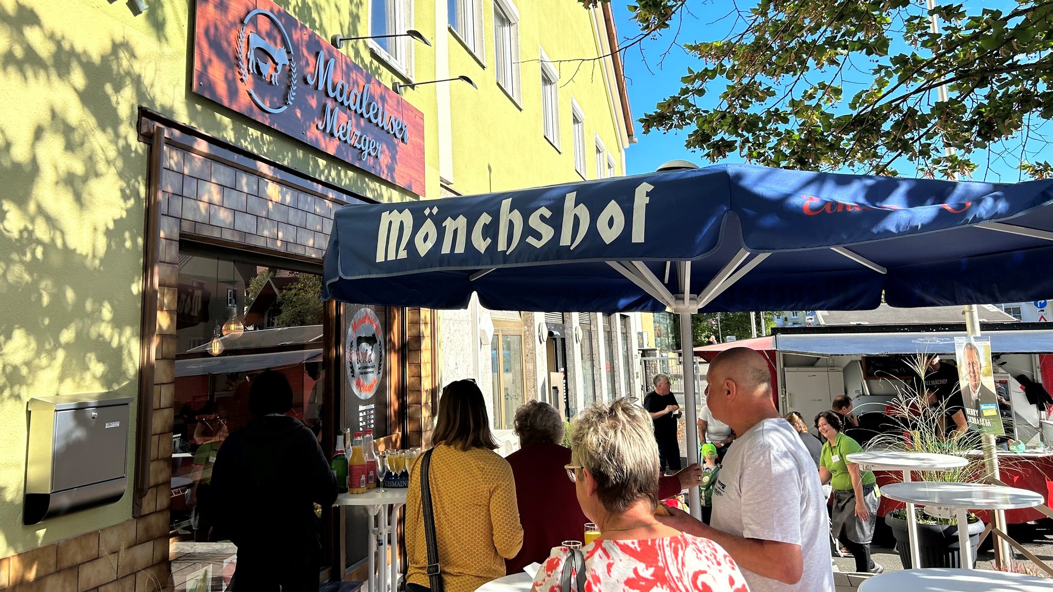 Zur Eröffnung der neuen Metzgerei in Mainleus stehen die Kunden Schlange.