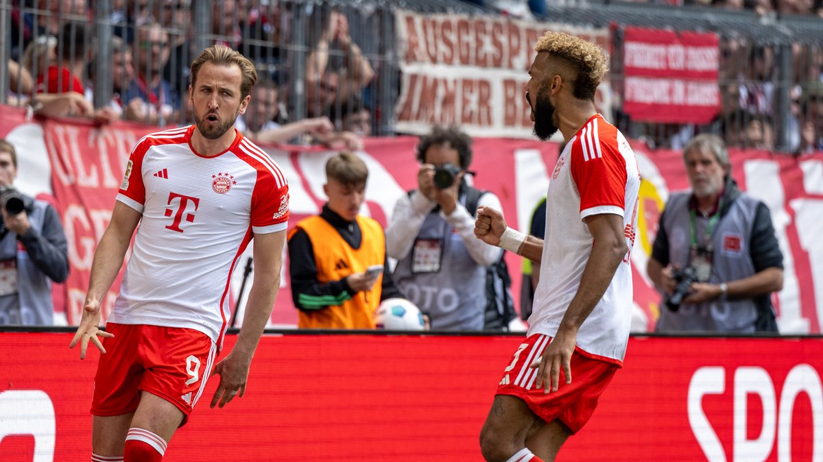 Harry Kane und Eric Maxim Choupo-Moting bejubeln einen Treffer des FC Bayern