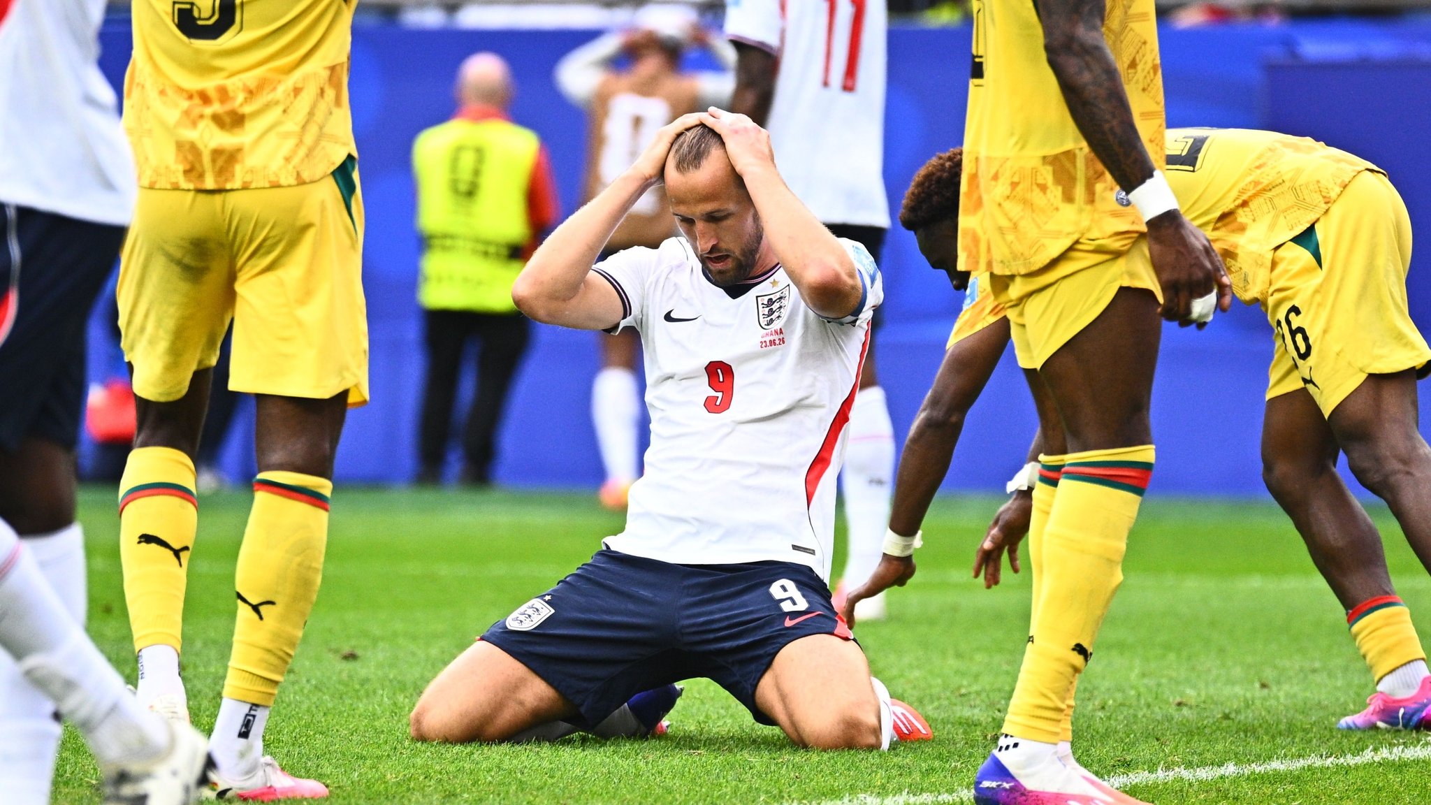 Beim WM-Spiel gegen Ghana reagiert FC Bayern-Superstar Harry Kane (England) fassungslos auf eine von ihm vergebenen Tor-Chance.