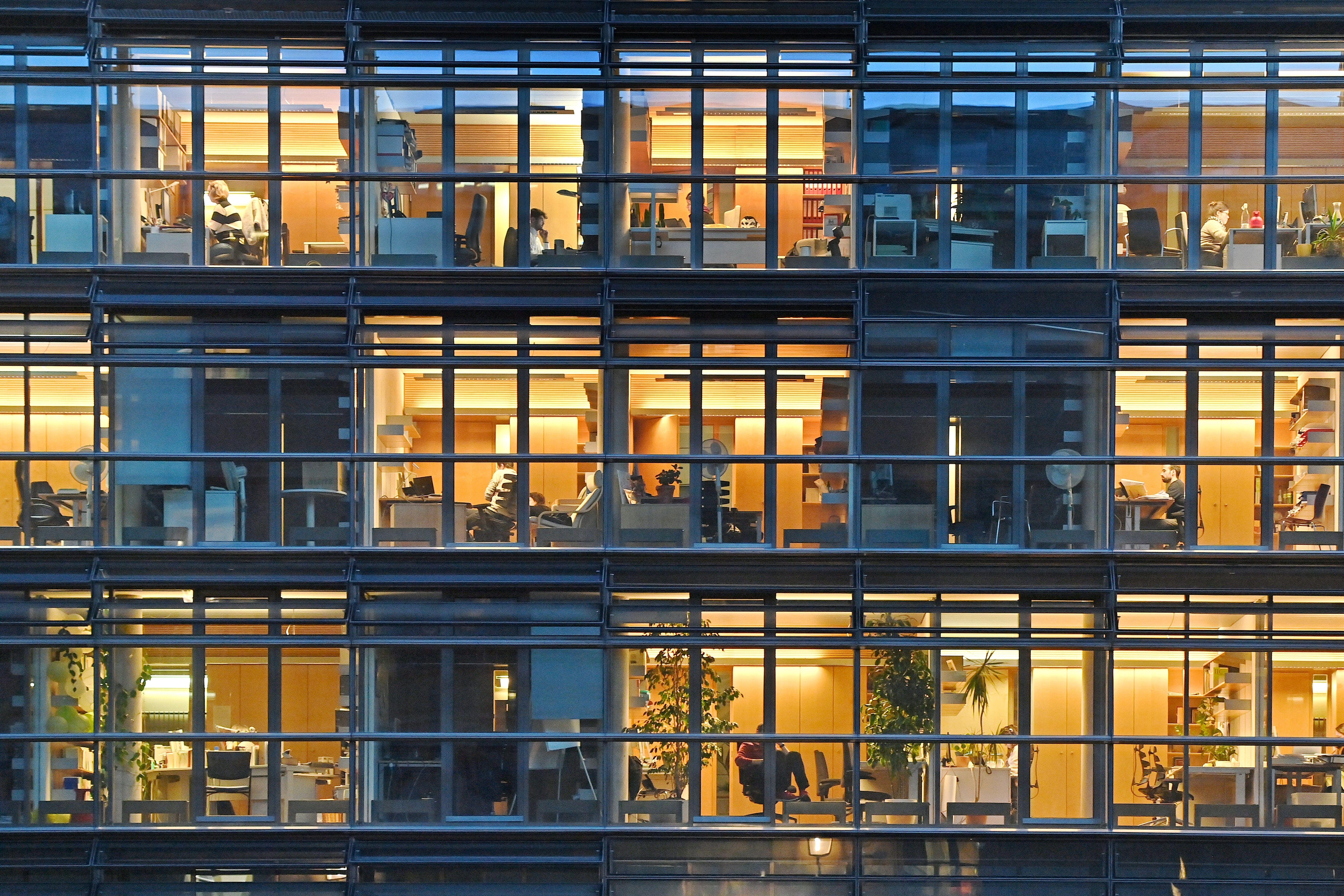 Beleuchtete und unbeleuchtete Büros in einem Bürogebäude in München