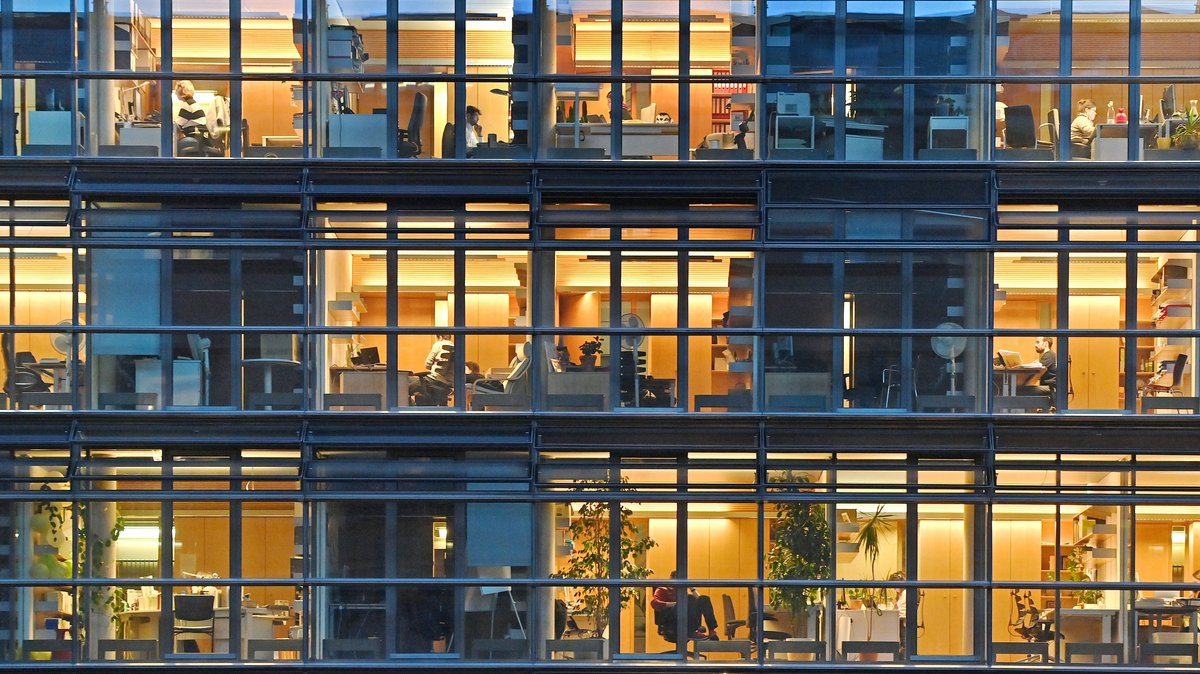 Wie lange müssen wir künftig täglich arbeiten? 