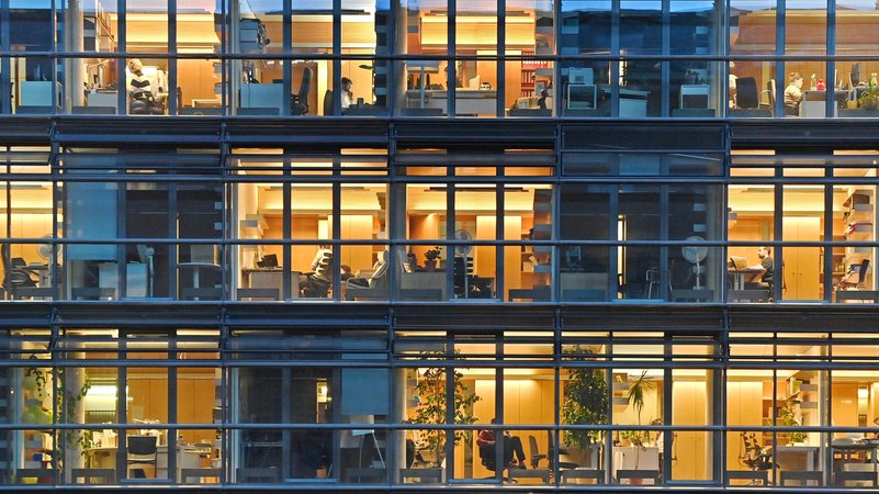 Beleuchtete und unbeleuchtete Büros in einem Bürogebäude in München | Bild: pa/dpa/Frank Hoermann/SVEN SIMON Beleuchtete und unbeleuchtete Büros in einem Bürogebäude in München