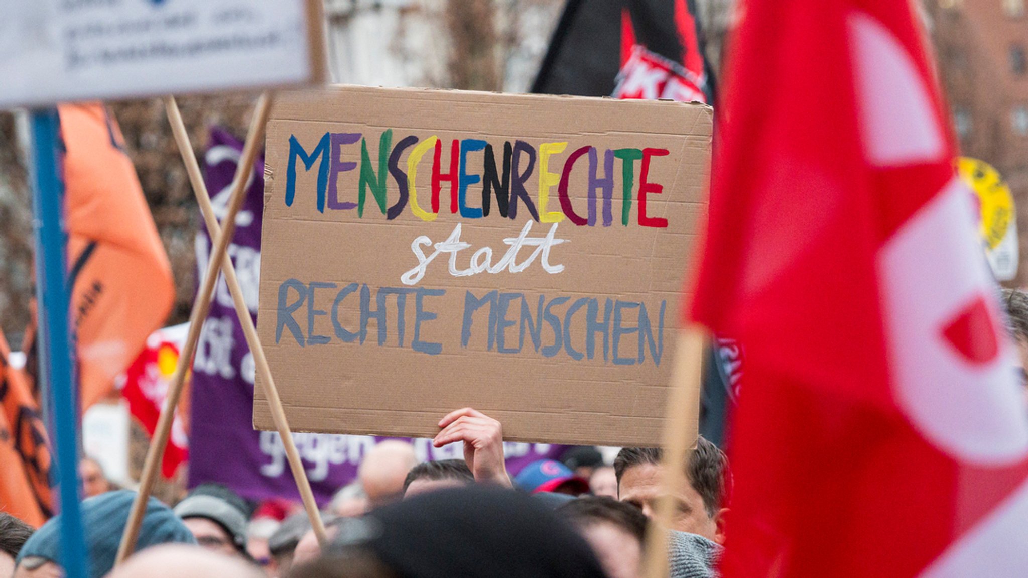 Mit der Demonstration wollen die Teilnehmer ein Zeichen des Widerstands gegen rechtsextreme Umtriebe setzen.