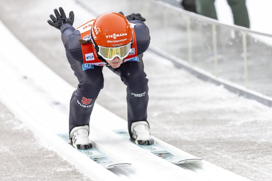 20.12.2024, Schweiz, Engelberg: Selina Freitag aus Deutschland beim Trainingsspringen des FIS Skisprung Weltcups der Damen auf der Gross-Titlis Schanze.