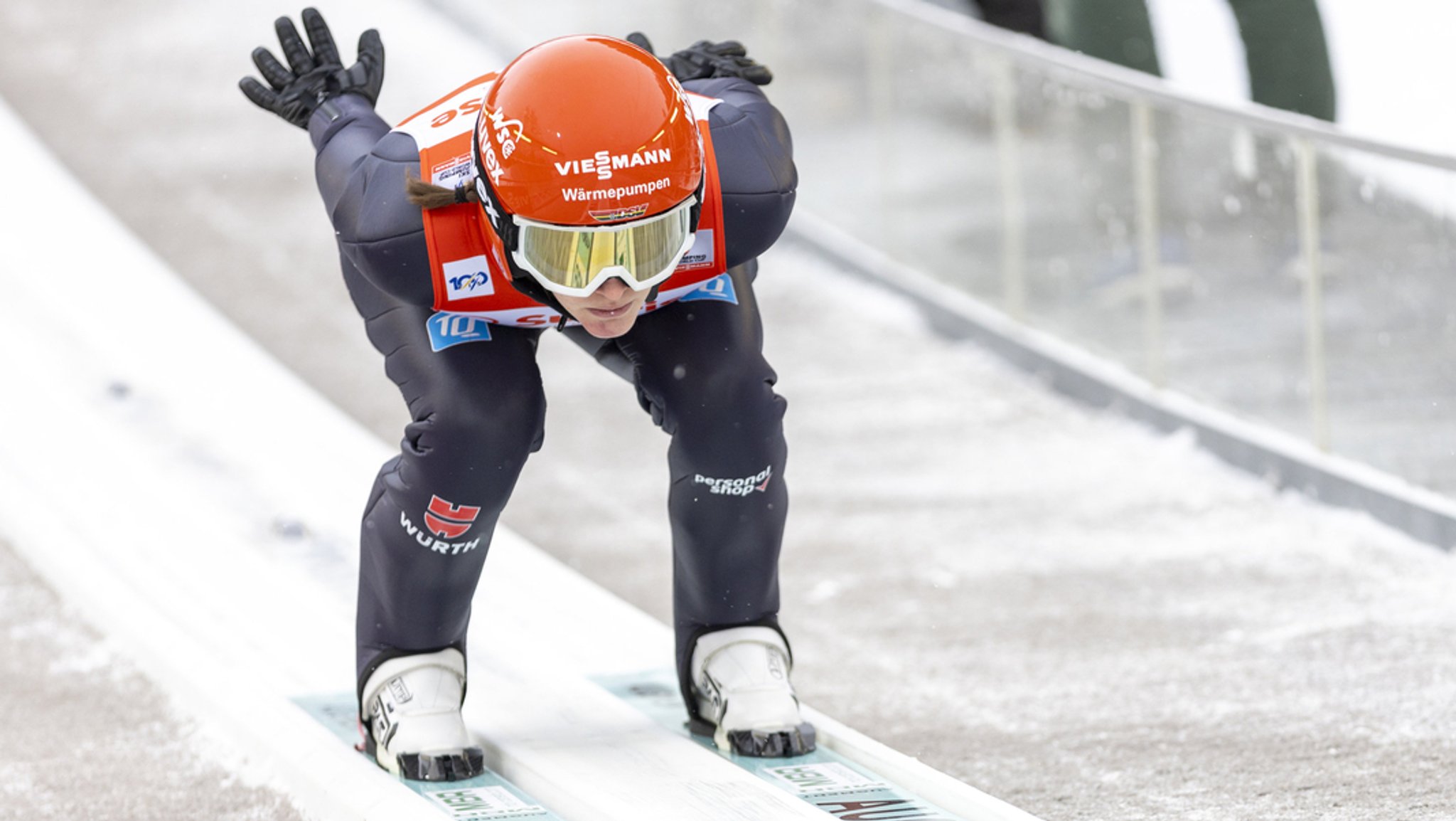 20.12.2024, Schweiz, Engelberg: Selina Freitag aus Deutschland beim Trainingsspringen des FIS Skisprung Weltcups der Damen auf der Gross-Titlis Schanze.