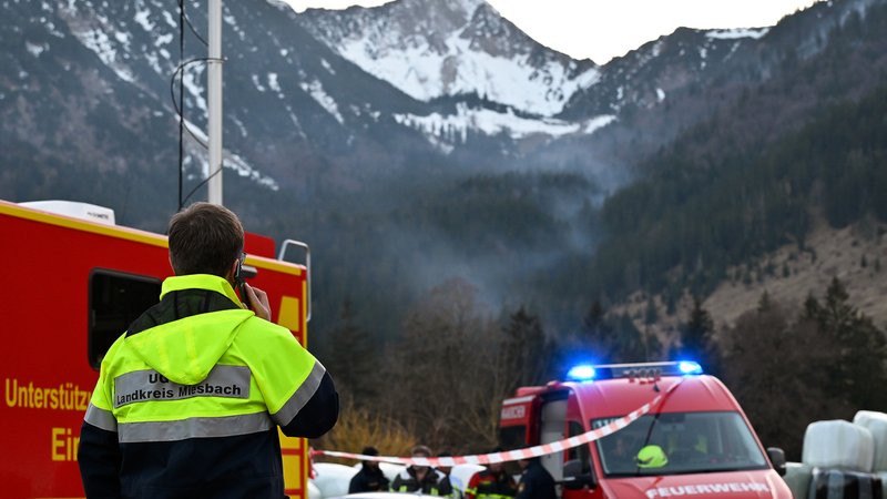 Blick auf den Flächenbrand in der Nähe des Berges Heißenplatte im Landkreis Miesbach | Bild: picture alliance/dpa | Uwe Lein Blick auf den Flächenbrand in der Nähe des Berges Heißenplatte im Landkreis Miesbach