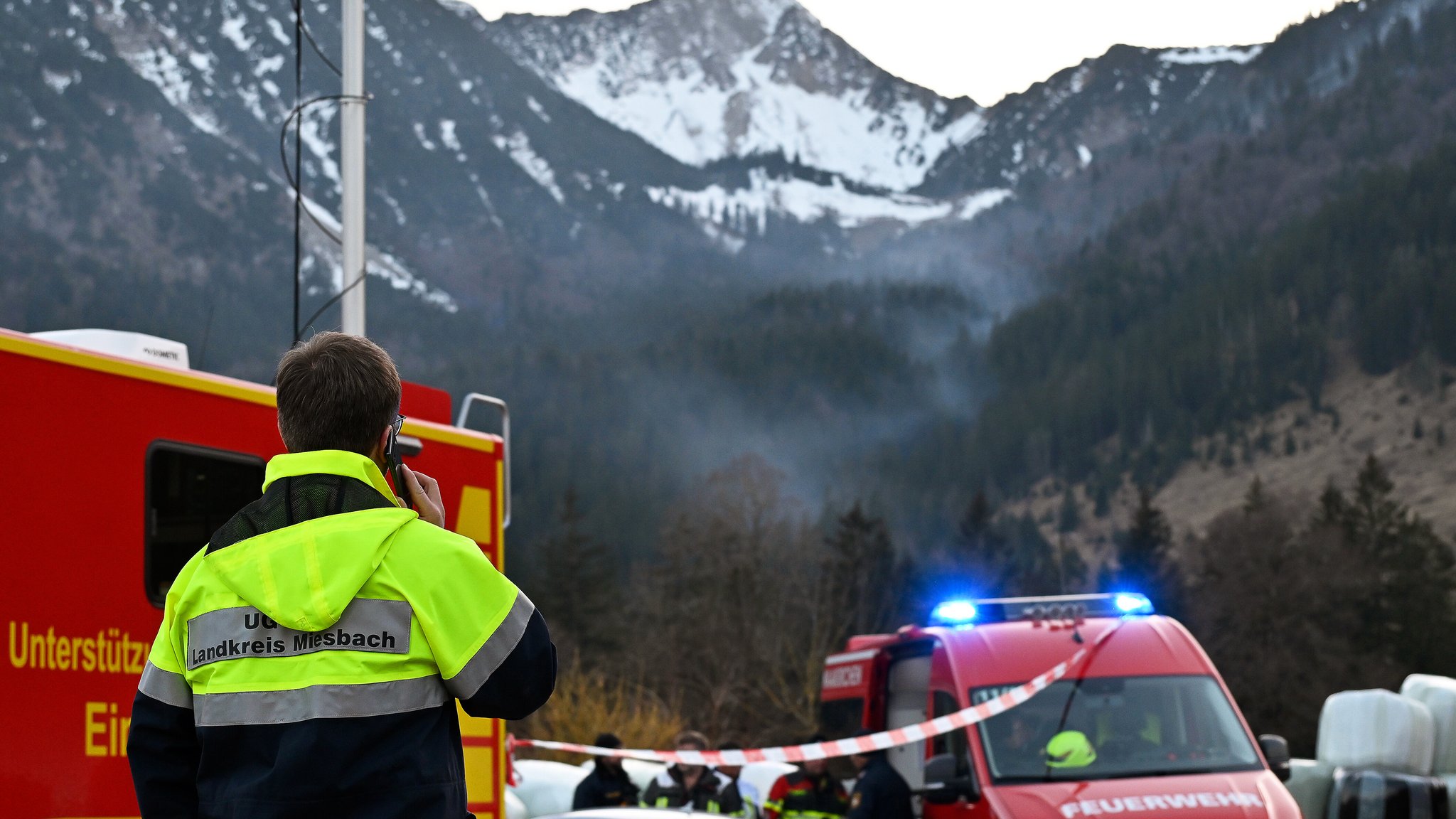 Blick auf den Flächenbrand in der Nähe des Berges Heißenplatte im Landkreis Miesbach