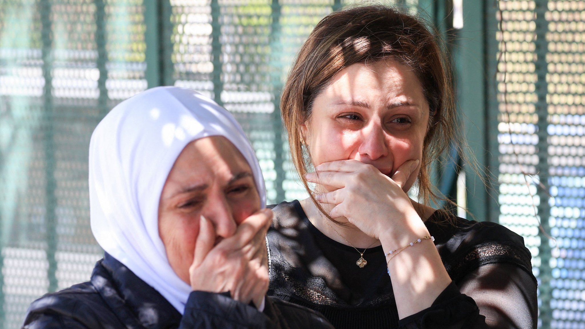 Zwei Frauen trauern um einen bei einem Angriff Verstorbenen