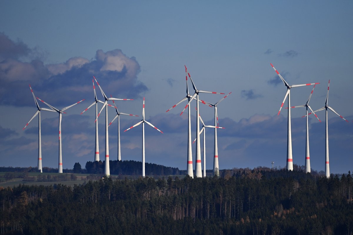Windkraftanlage in Bayern - auf diesem Foto bei Hirschberg (Fränkische Alb)