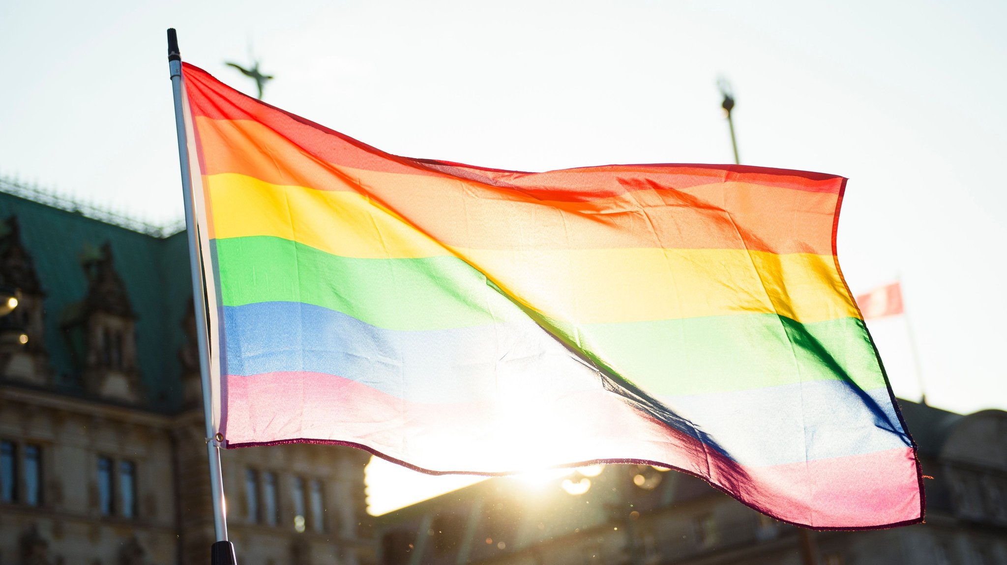 In Aschaffenburg ist ein Streit um Regenbogenfahnen an städtischen Gebäuden entbrannt.