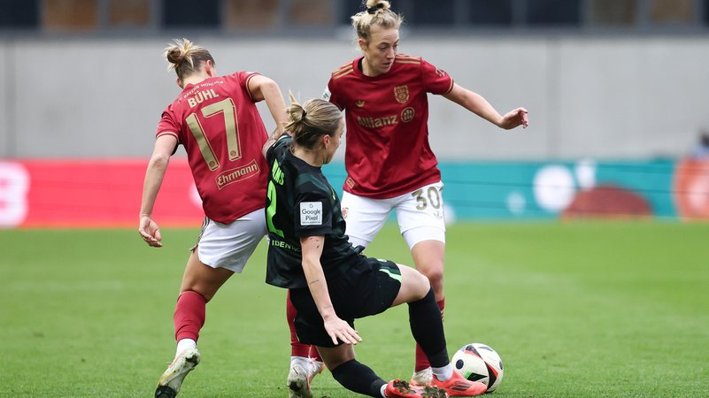 ARCHIV - 14.03.2025, Bayern, München: Fußball, Frauen: Bundesliga, Bayern München - VfL Wolfsburg, 17. Spieltag, FC Bayern Campus. Klara Bühl (l) und Carolin Simon (r) vom FC Bayern München gegen Lynn Wilms vom VfL Wolfsburg. (zu dpa: «FC Bayern verlängert mit Nationalspielerin Carolin Simon») | Bild: dpa-Bildfunk/Daniel Löb ARCHIV - 14.03.2025, Bayern, München: Fußball, Frauen: Bundesliga, Bayern München - VfL Wolfsburg, 17. Spieltag, FC Bayern Campus. Klara Bühl (l) und Carolin Simon (r) vom FC Bayern München gegen Lynn Wilms vom VfL Wolfsburg. (zu dpa: «FC Bayern verlängert mit Nationalspielerin Carolin Simon»)