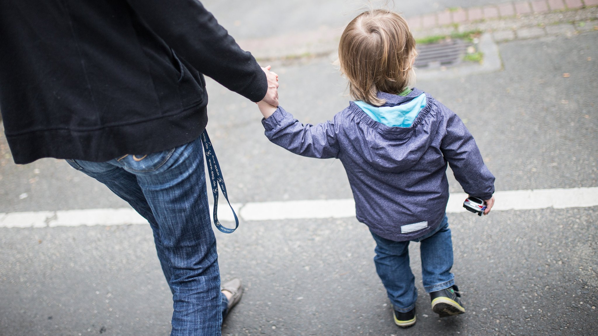 In vielen Orten in Bayern fehlen Pflegeeltern, die Kinder und Jugendliche ein Zuhause geben. 